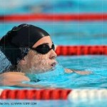 Nageur avec bonnet et lunettes de piscine